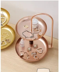 Gedetailleerd overzicht van een elegante dubbellaagse roségouden metalen schaal voor juwelen