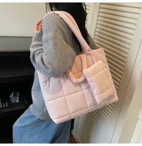Chique lichtroze gewatteerde gewatteerde draagtas met bijpassende kleine tas op model