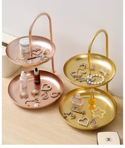 Detailopname van de luxe metalen etagère met twee niveaus voor sieraden en cosmeticaproducten