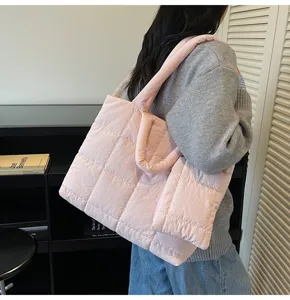 Stijlvolle roze gewatteerde puffy tote bag met bijpassend tasje in detailweergave