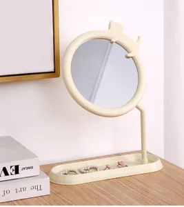 Vista dettagliata dello specchio da trucco a forma di gatto color crema con vassoio
