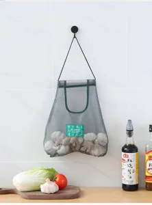Sac de rangement en filet pour fruits et légumes suspendu en cuisine