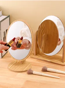Detailansicht drehbarer Holz-Tischspiegel mit Make-up-Pinsel-Zubehör