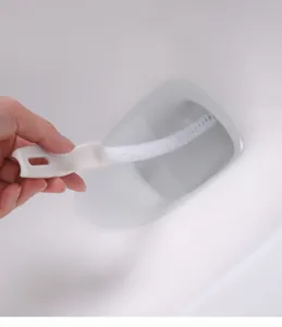 Détail d'un goupillon flexible blanc pour le nettoyage des canalisations d'évier.