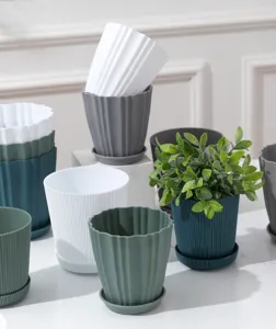 Gedetailleerd overzicht van verschillende kleurrijke geribbelde plastic bloempotten met schotels