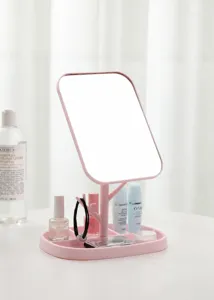 Dettaglio dello specchio da trucco rosa con vassoio portaoggetti per gioielli e cosmetici