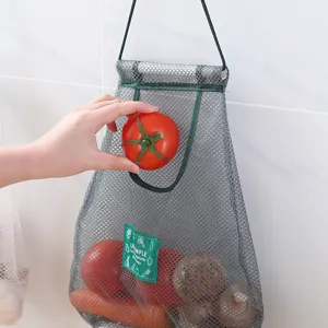 Sac de rangement suspendu en filet gris pour fruits et légumes de cuisine comme tomates