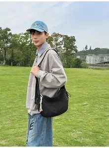 Schwarze minimalistische Umhängetasche im japanischen Stil für den Einsatz im Freien