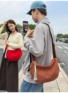 Japanische Harajuku Cord-Taschen im Dumpling-Stil an Modells im Freien