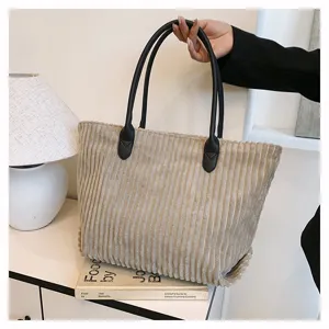 Getextureerde corduroy tote bag voor dames in een minimalistische setting