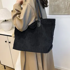Grote zwarte corduroy draagtas voor casual herfst- en winteroutfits en dagelijks gebruik