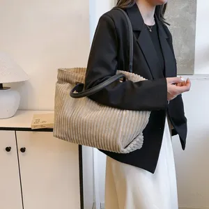 Stijlvolle beige corduroy draagtas voor dames, grote schoudertas voor de herfst/winter