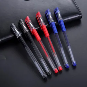 Primer plano detallado de bolígrafos de gel de colores sobre un cuaderno de cuero.