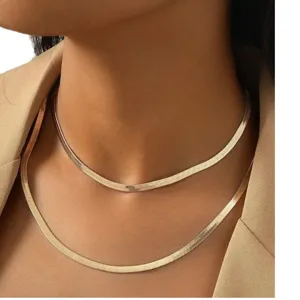 Elegante set di collane a strati in oro da donna indossato con abbigliamento professionale