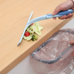 Tergivetro multiuso a manico lungo che pulisce residui di cibo da un tavolo in legno