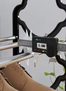 Detailaufnahme des 8,6 mm dicken Stahlrohrs am Schuhregal, mit Messschieber gemessen