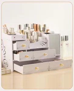 Dettaglio dell'organizzatore di cosmetici bianco con cassetti e specchio integrato