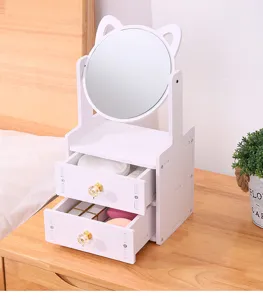 Specchio da trucco bianco con orecchie da gatto e due cassetti su scrivania in legno