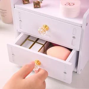 Elegante organizer trucco bianco in legno con pomelli in cristallo e due cassetti