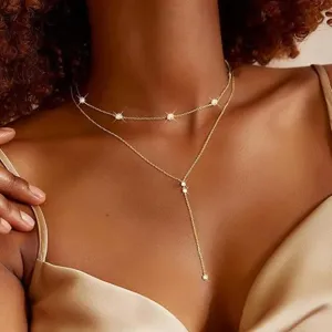 Élégant collier double épaisseur doré avec breloques rondes et long pompon vertical