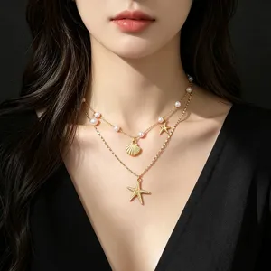 Dettaglio della collana a doppio strato stile oceano con ciondoli a stella e conchiglia.