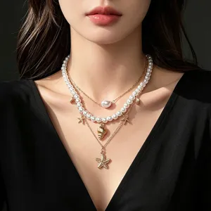 Primo piano della collana di perle a strati a tema oceano con eleganti ciondoli marini