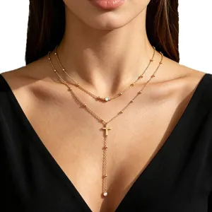 Elegante collana a Y dorata con ciondolo a croce e accenti di zirconi per donna raffinata