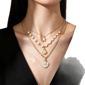 Elegante collana a tre strati a tema oceanico con ciondoli a stella marina, conchiglie e perle
