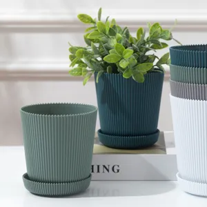 Minimalistische geribbelde kunststof bloempotten met bijpassende schotels voor