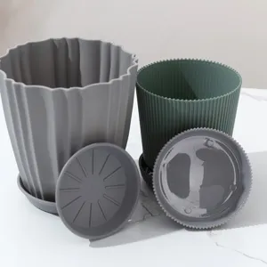 Minimalistische geribbelde plastic bloempotten met schotels voor vetplanten en kamerplanten