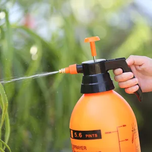 3L tuindrukspuit in oranje en zwart voor het bewateren van planten.