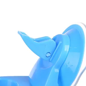 Primer plano de un soporte para cabezal de ducha azul con ventosa y mecanismo de bloqueo