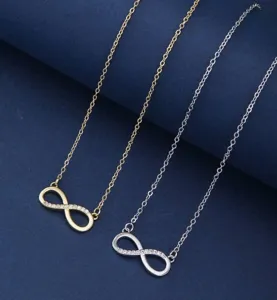 Vista detallada de collares colgante infinito en oro y plata con piedras brillantes