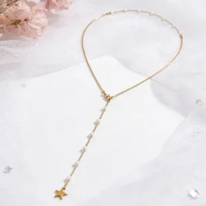 Vista detallada del collar de cadena de serpiente dorado con perlas y colgante de estrella