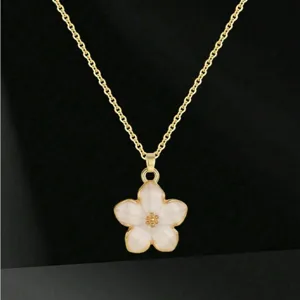 Collana con catena dorata dotata di un delicato ciondolo a fiore bianco a cinque petali.