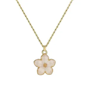Deliziosa collana con fiore di ciliegio per donne, catena dorata elegante con ciondolo bianco.