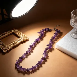 Dettaglio della collana artigianale in ghiaia di ametista naturale in stile boho
