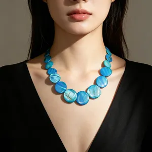 Primo piano di una collana di conchiglie blu su modella, gioielli eleganti stile boho