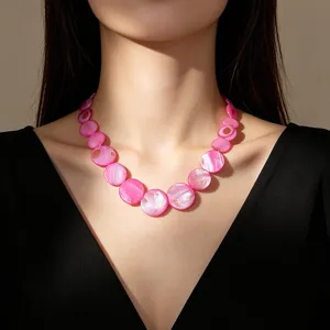 Elegante collana di conchiglie rosa su modella, gioiello perfetto per lo stile estivo.