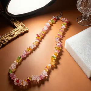 Primo piano dettagliato di una collana con scaglie di pietre di cristallo naturale