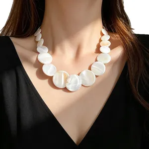 Elegante collana di conchiglie con dischi circolari di madreperla cangianti per donne collo