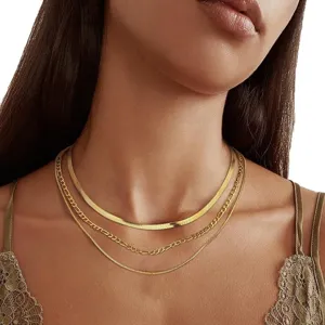 Elegante collana a 3 strati placcata oro con catene a serpente e figaro.