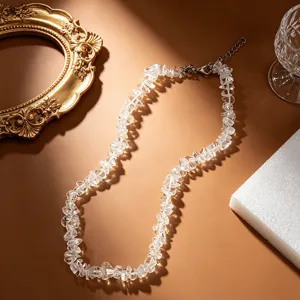 Collana bohémien fatta a mano con frammenti di cristallo naturale trasparente.