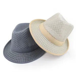 Nahaufnahme von atmungsaktiven Netz-Fedora-Hüten in Grau und Beige mit Spitzenstruktur