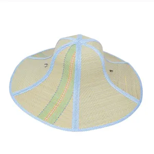Dettaglio della trama intrecciata e del bordo a strisce blu del cappello di paglia