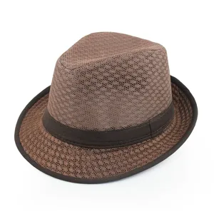 Detailansicht eines braunen, atmungsaktiven Mesh-Fedora-Jazzhutes mit Zierband