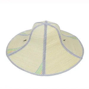 Dettaglio di cappello di paglia a ventaglio pieghevole con tesa larga per sole esterno.