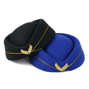 Chapeaux de stewardess de type pillbox en noir et bleu avec emblèmes dorés élégants