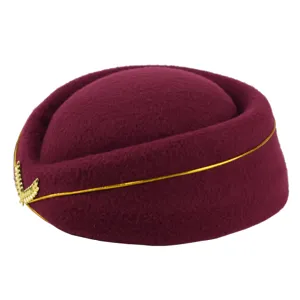 Détail d'un chapeau d'hôtesse de l'air en laine bordeaux avec emblème de feuille d'or