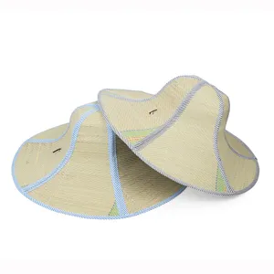 Dettaglio di cappelli di paglia pieghevoli a tesa larga per protezione solare.